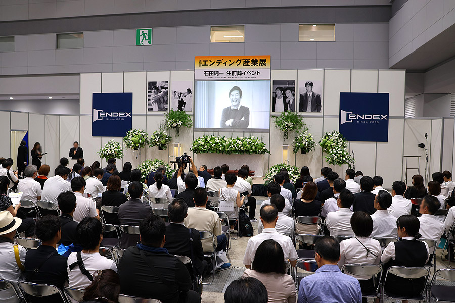 第10回エンディング産業展会場風景イベントステージでの生前葬