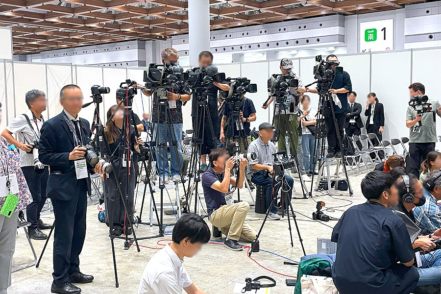 第10回エンディング産業展会場風景イベントステージの取材風景