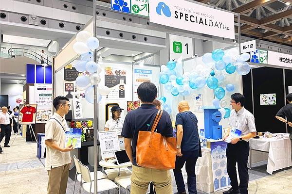 グリーフケアとサステナビリティ商品「ソラ色ポスト」を出展したSPECIAL DAY incのブース