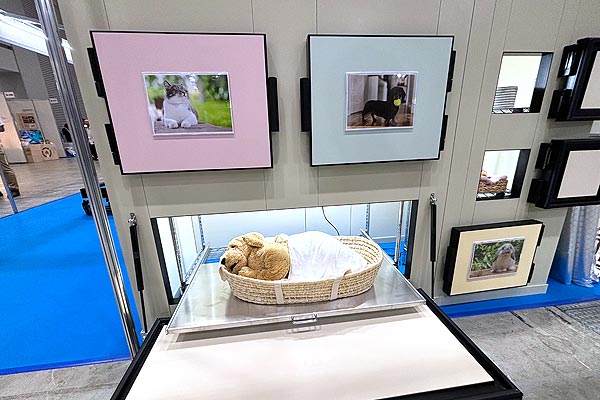 ペットとの最期のお別れに寄り添う「おくりこ pet」をエンディング産業展に初出展した、たつみ工業株式会社のブース